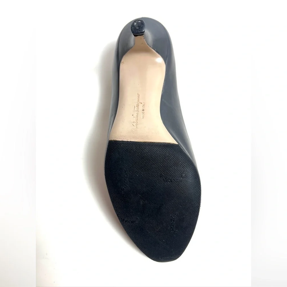 SALVATORE FERRAGAMO Vera charcoal  leather  pumps  7